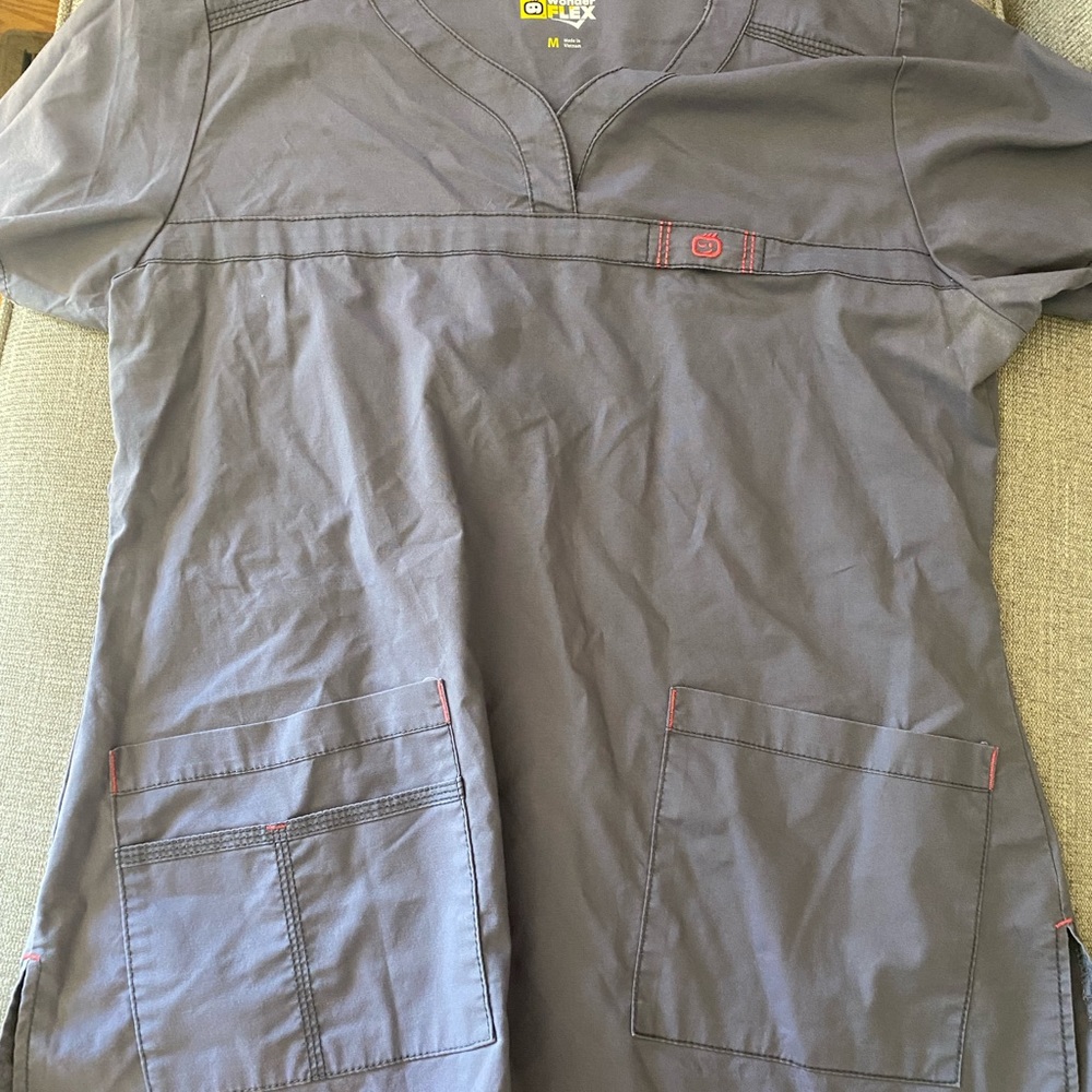 Scrub tops - Picture 4 of 6